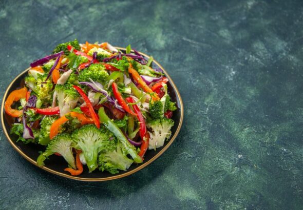 healthy mixed greens salad